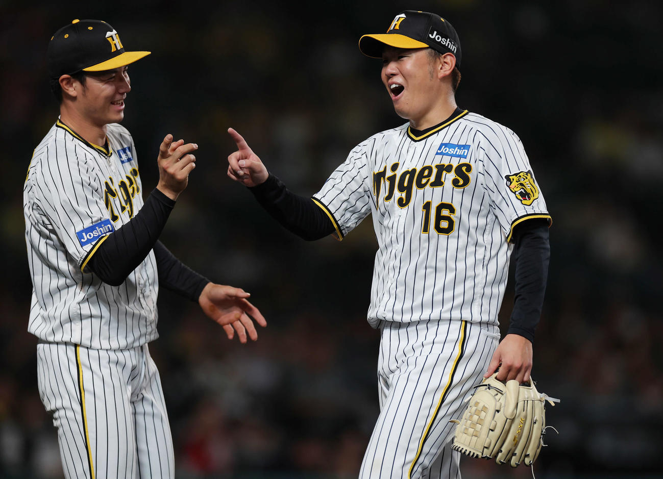 阪神対ヤクルト　5回表を投げ終え、笑顔でベンチへ戻る阪神西勇。左は迎える栄枝（撮影・前田充）