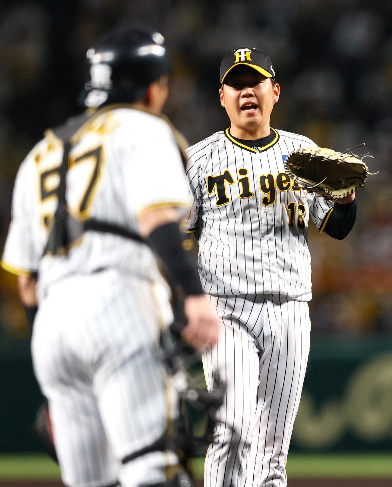 阪神対ヤクルト　捕手長坂（手前）とバッテリーを組む阪神先発の西勇（撮影・上山淳一）