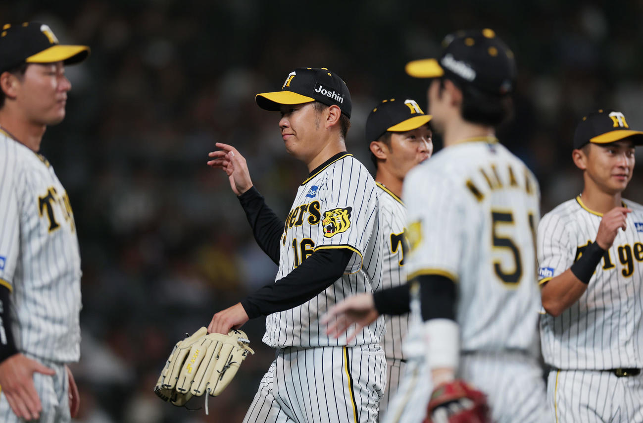 阪神対ヤクルト　3回表を投げ終え、ベンチのナインに迎えられる阪神西勇（中央）（撮影・前田充）