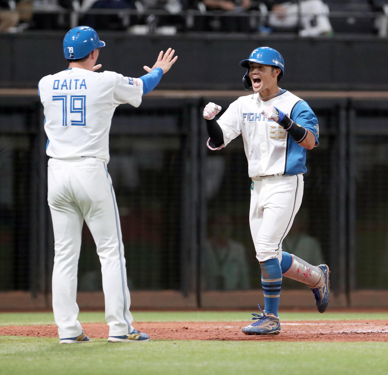 日本ハム対ロッテ　6回裏日本ハム無死二塁、右越え2点本塁打を放ち笑顔で生還する細川（撮影・佐藤翔太）