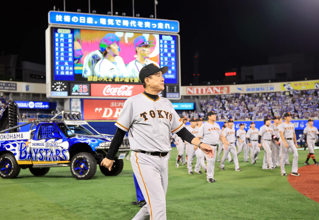 DeNA対巨人　横浜スタジアム最終戦でスタンドへのあいさつを終え、悔しそうな表情で引き揚げる原監督ら巨人の選手たち（撮影・浅見桂子）