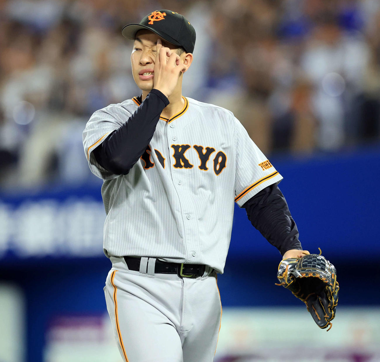 DeNA対巨人　3回裏DeNAに先制点を許し、悔しそうに汗をぬぐう山崎伊（撮影・浅見桂子）