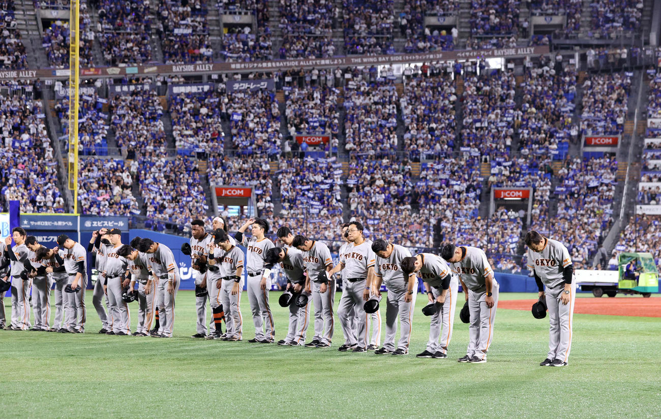 DeNA対巨人　横浜スタジアム最終戦でスタンドへ一礼してあいさつする原監督ら巨人の選手たち（撮影・浅見桂子）
