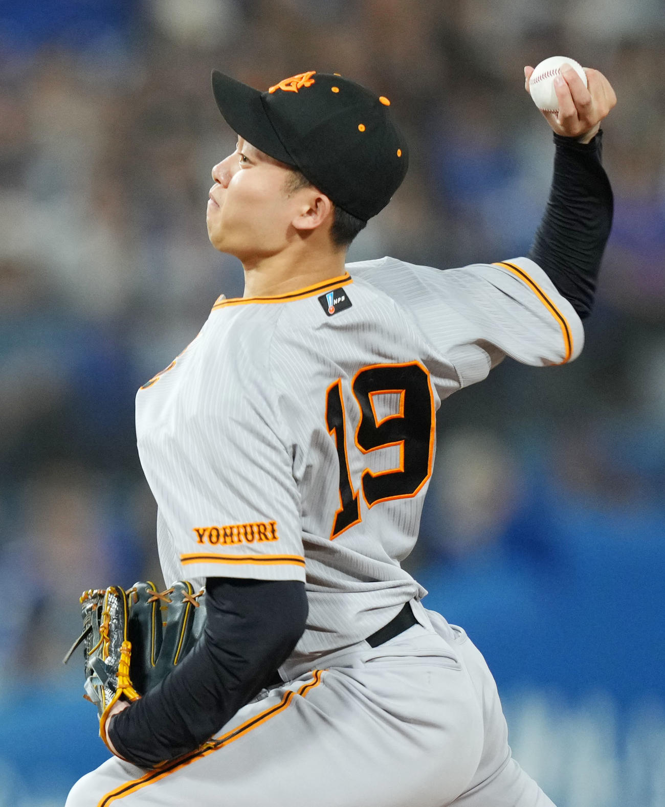 DeNA対巨人　力投する巨人先発の山崎伊（撮影・横山健太）