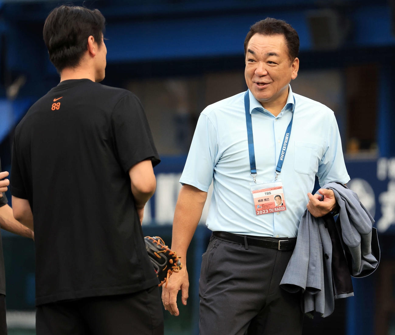 DeNA対巨人　練習中、巨人山口コーチ（左）と談笑する槙原寛己氏（撮影・浅見桂子）