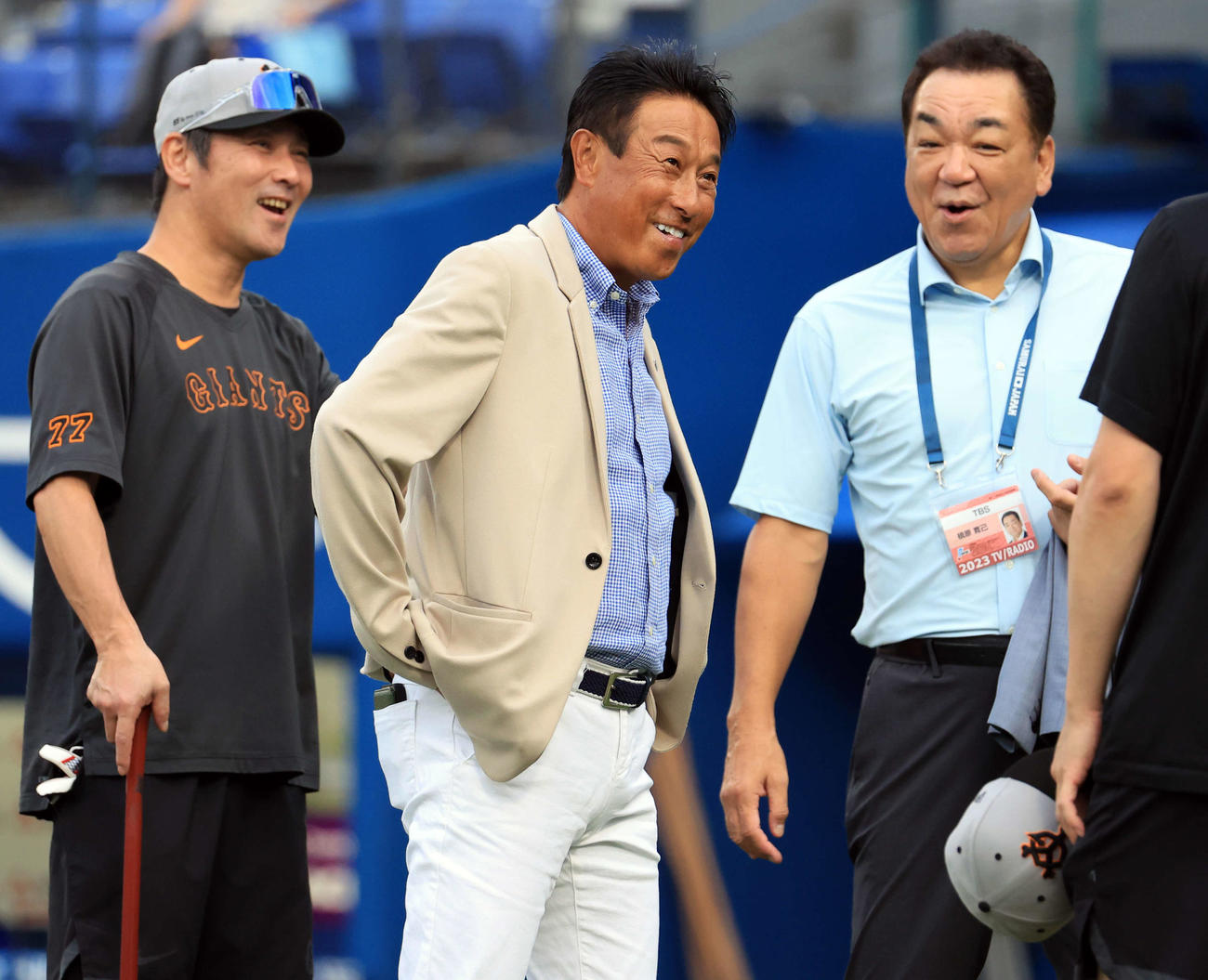 DeNA対巨人　練習中、談笑する、左から巨人元木作戦兼内野守備コーチ、宮本和知氏、槙原寛己氏（撮影・浅見桂子）