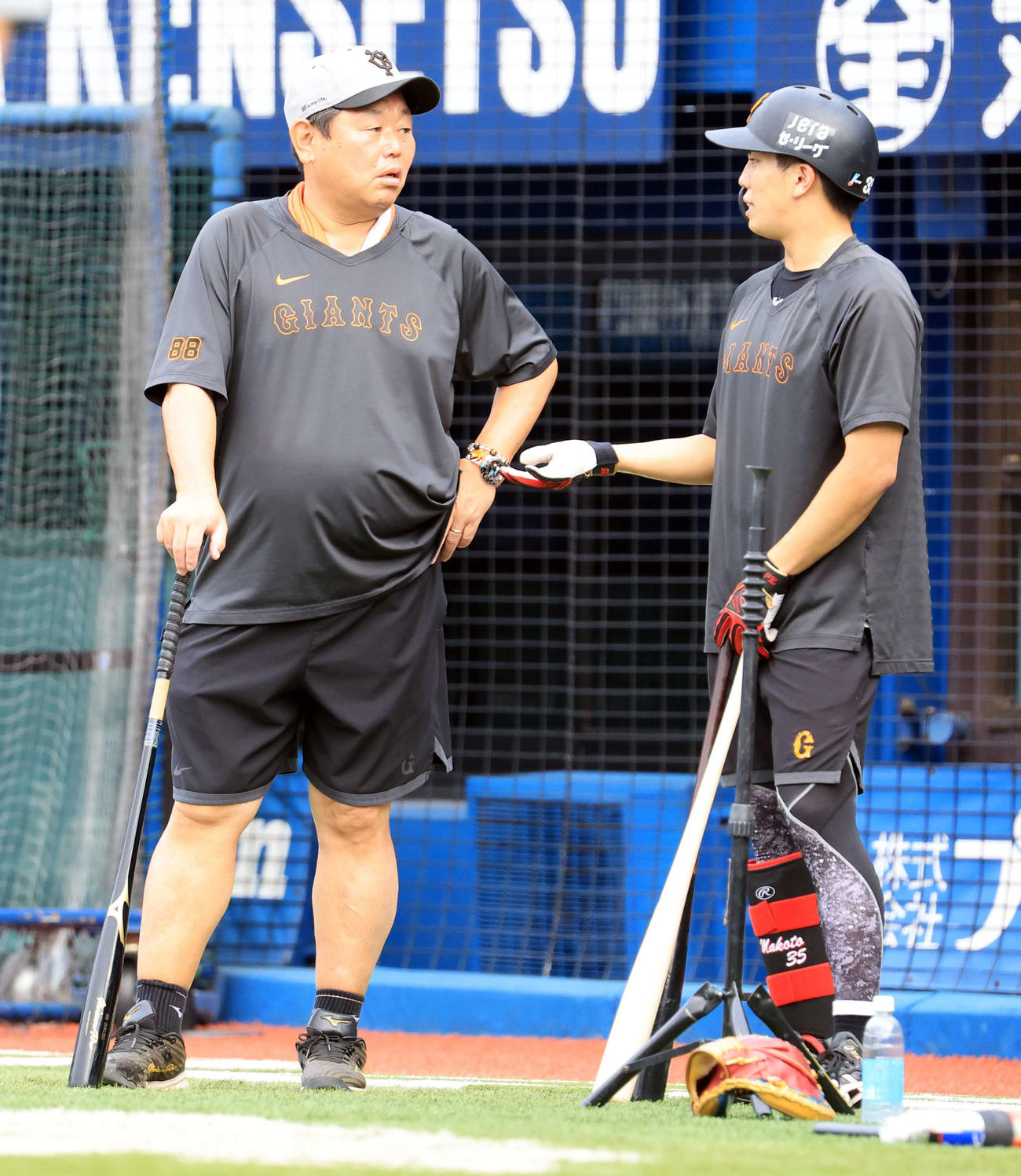 DeNA対巨人　練習中、巨人門脇（右）と話す大久保打撃チーフコーチ（撮影・浅見桂子）