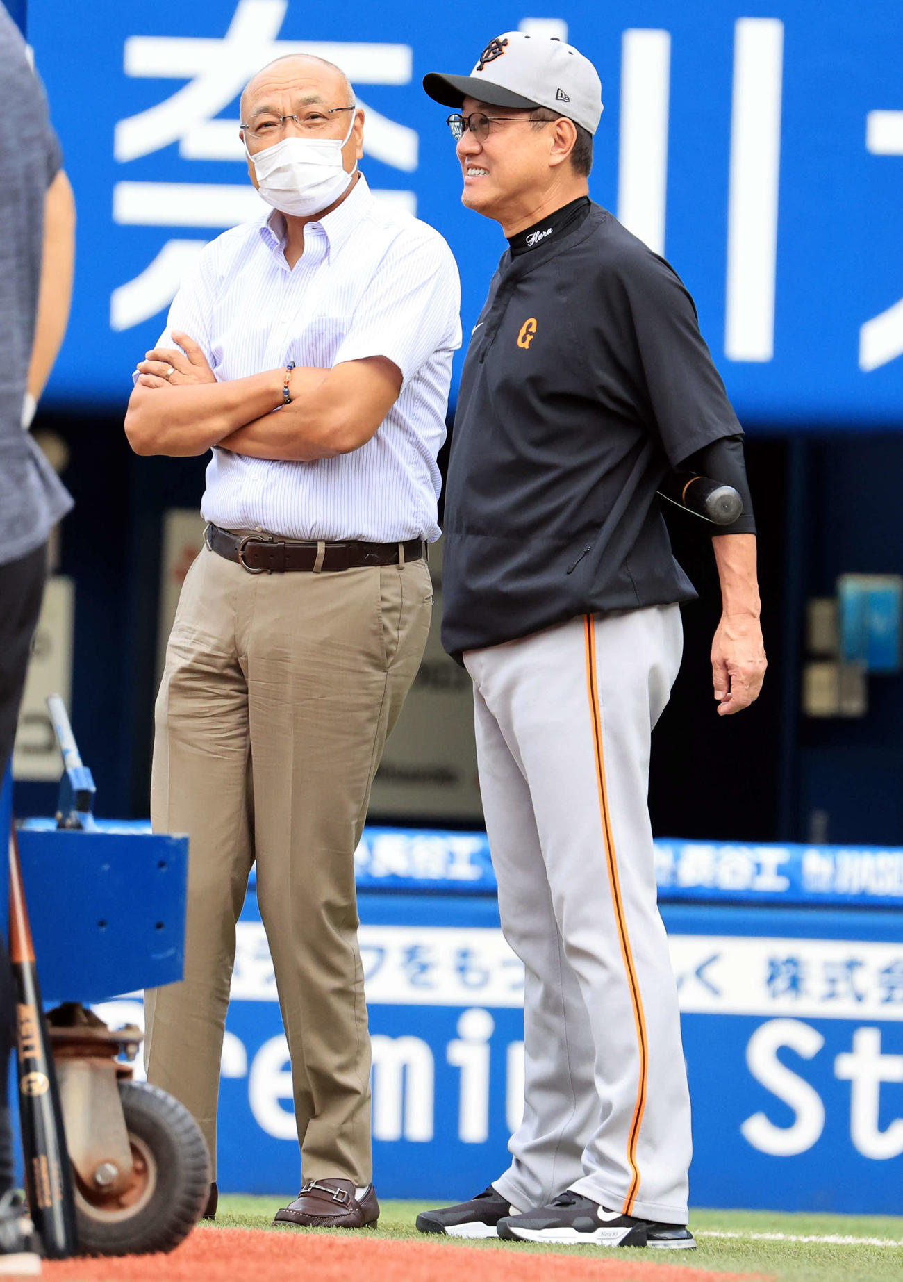DeNA対巨人　練習中、巨人原辰徳監督（右）と談笑する斎藤明雄氏（撮影・浅見桂子）