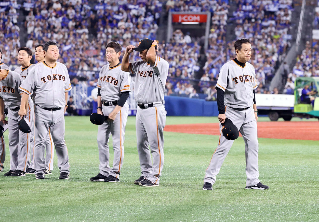 DeNA対巨人　横浜スタジアム最終戦でスタンドへ一礼してあいさつし険しい表情の原監督（右）（撮影・浅見桂子）