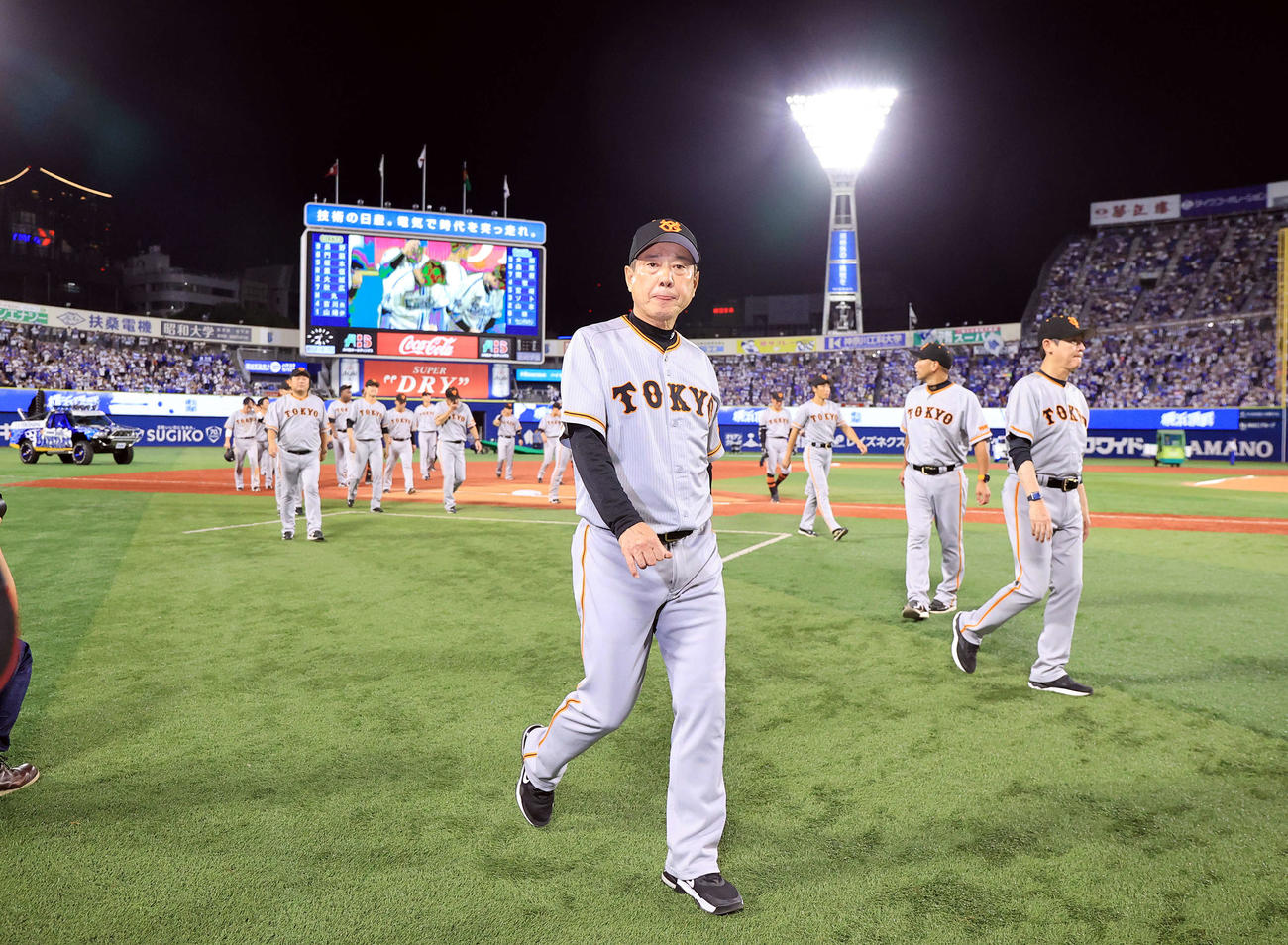 DeNA対巨人　横浜スタジアム最終戦でスタンドへのあいさつを終え、悔しそうな表情で引き揚げる原監督ら巨人の選手たち（撮影・浅見桂子）
