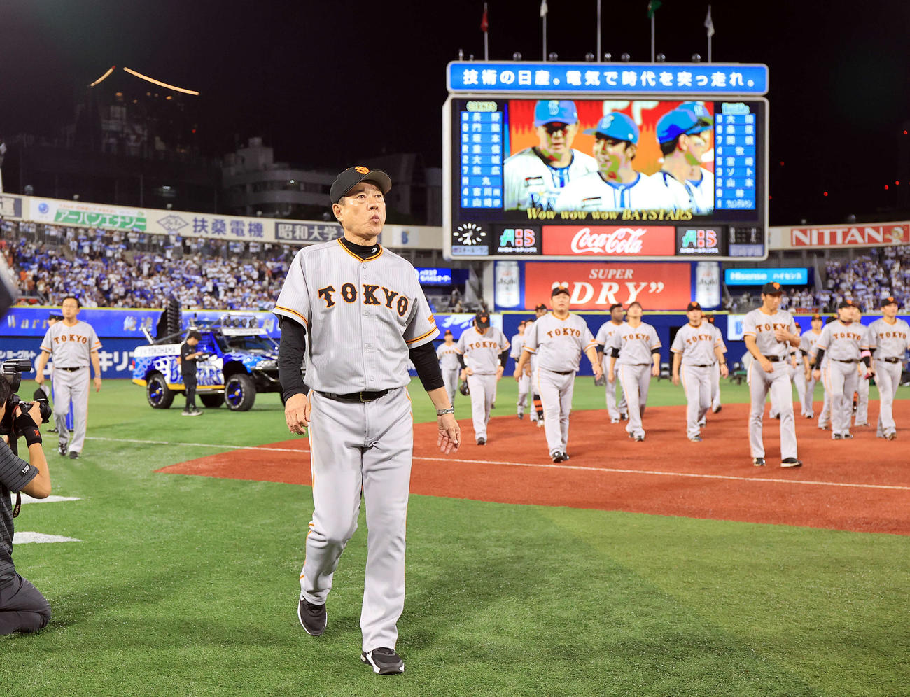 DeNA対巨人　横浜スタジアム最終戦でスタンドへのあいさつを終え、悔しそうな表情で引き揚げる原監督ら巨人の選手たち（撮影・浅見桂子）