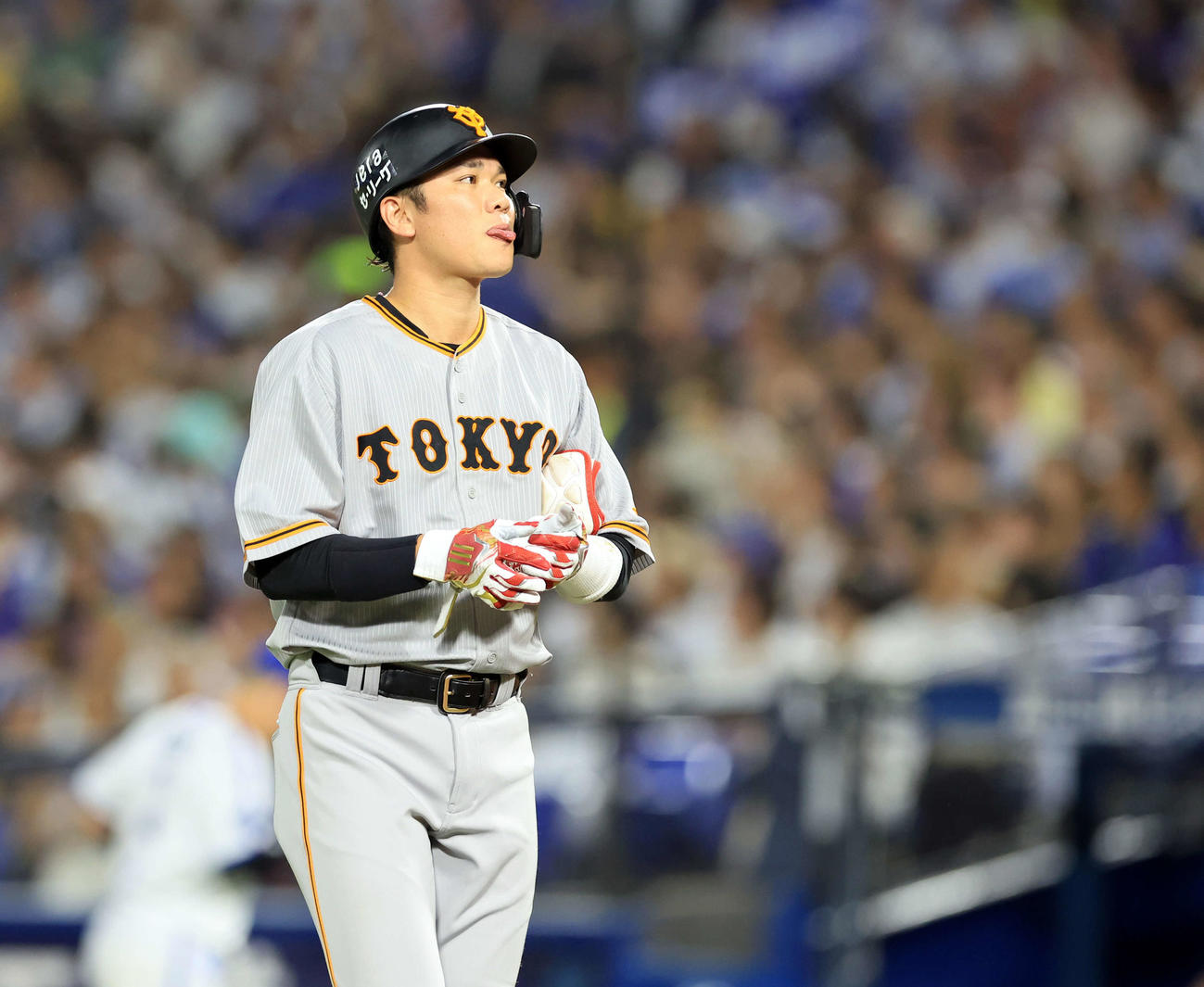 DeNA対巨人　5回表巨人2死二塁、坂本は中飛に倒れ、舌を出す（撮影・浅見桂子）