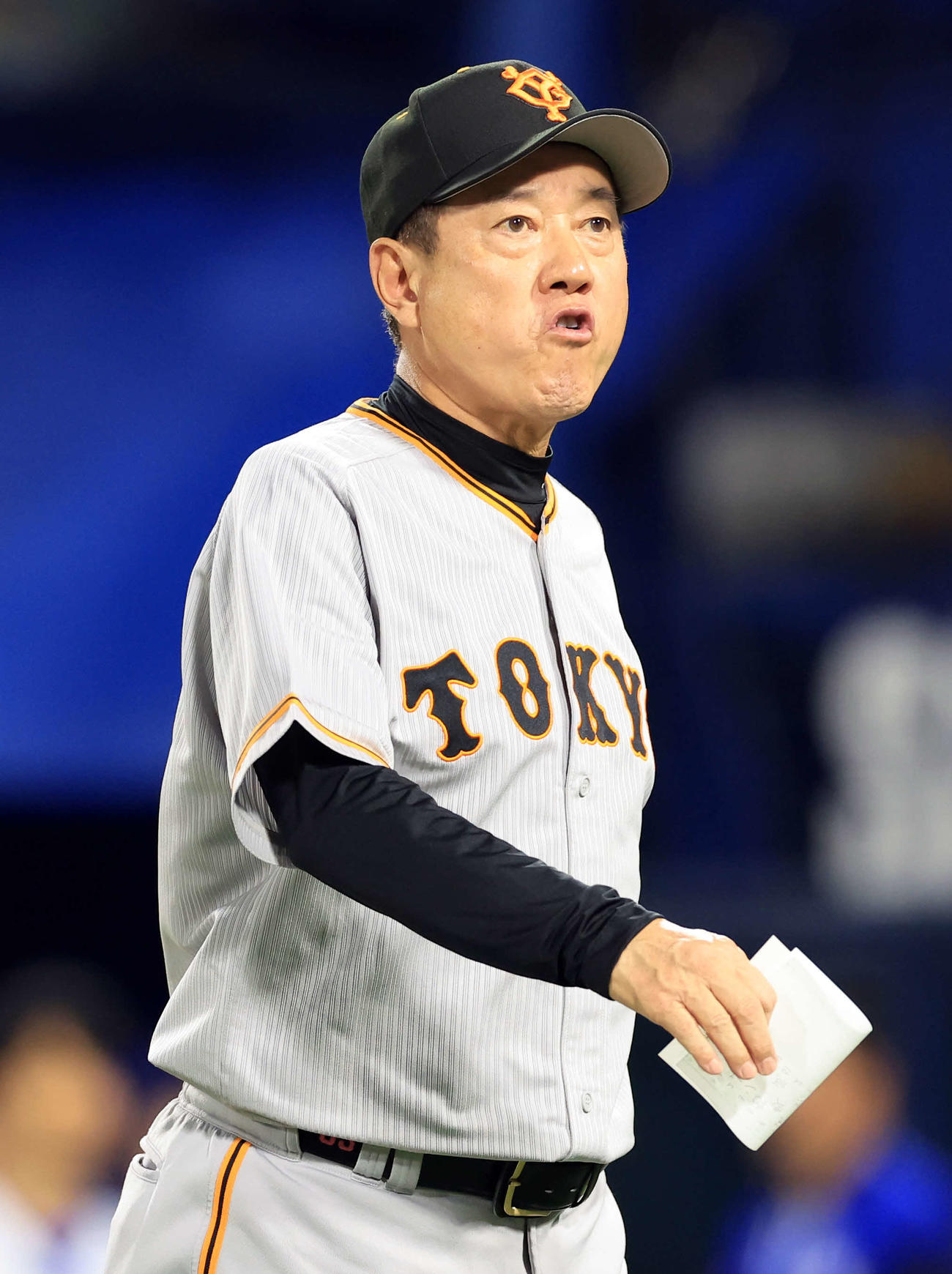 DeNA対巨人　メンバー最終確認後、口をすぼませベンチに戻る巨人原監督（撮影・浅見桂子）
