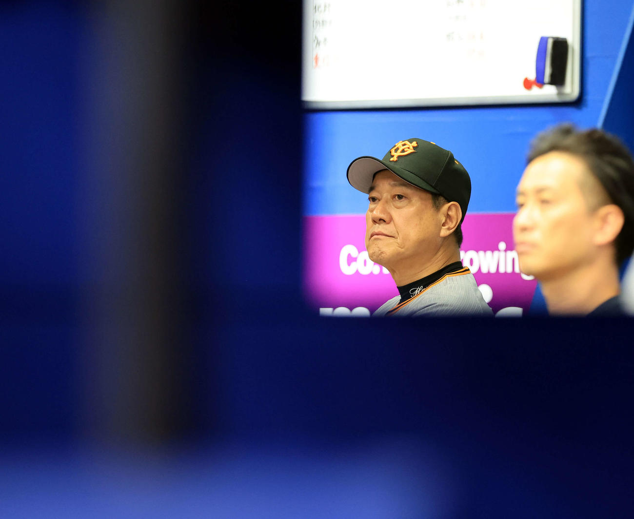 DeNA対巨人　リードを許し、硬い表情で試合を見つめる巨人原監督（撮影・浅見桂子）