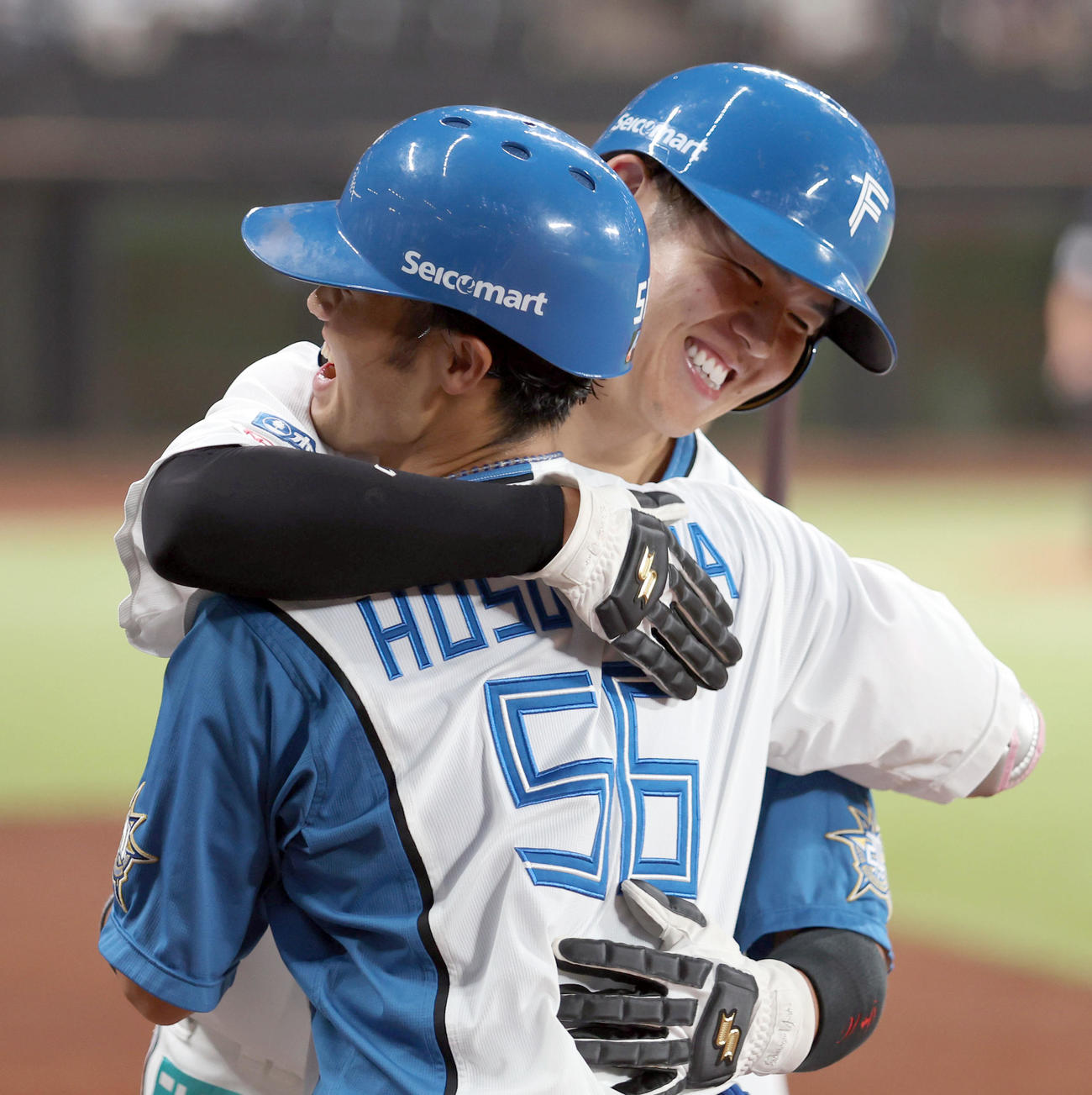 日本ハム対ロッテ　6回裏日本ハム無死二塁、右越え2点本塁打を放った細川（左手前）は清水と抱き合って喜ぶ（撮影・佐藤翔太）