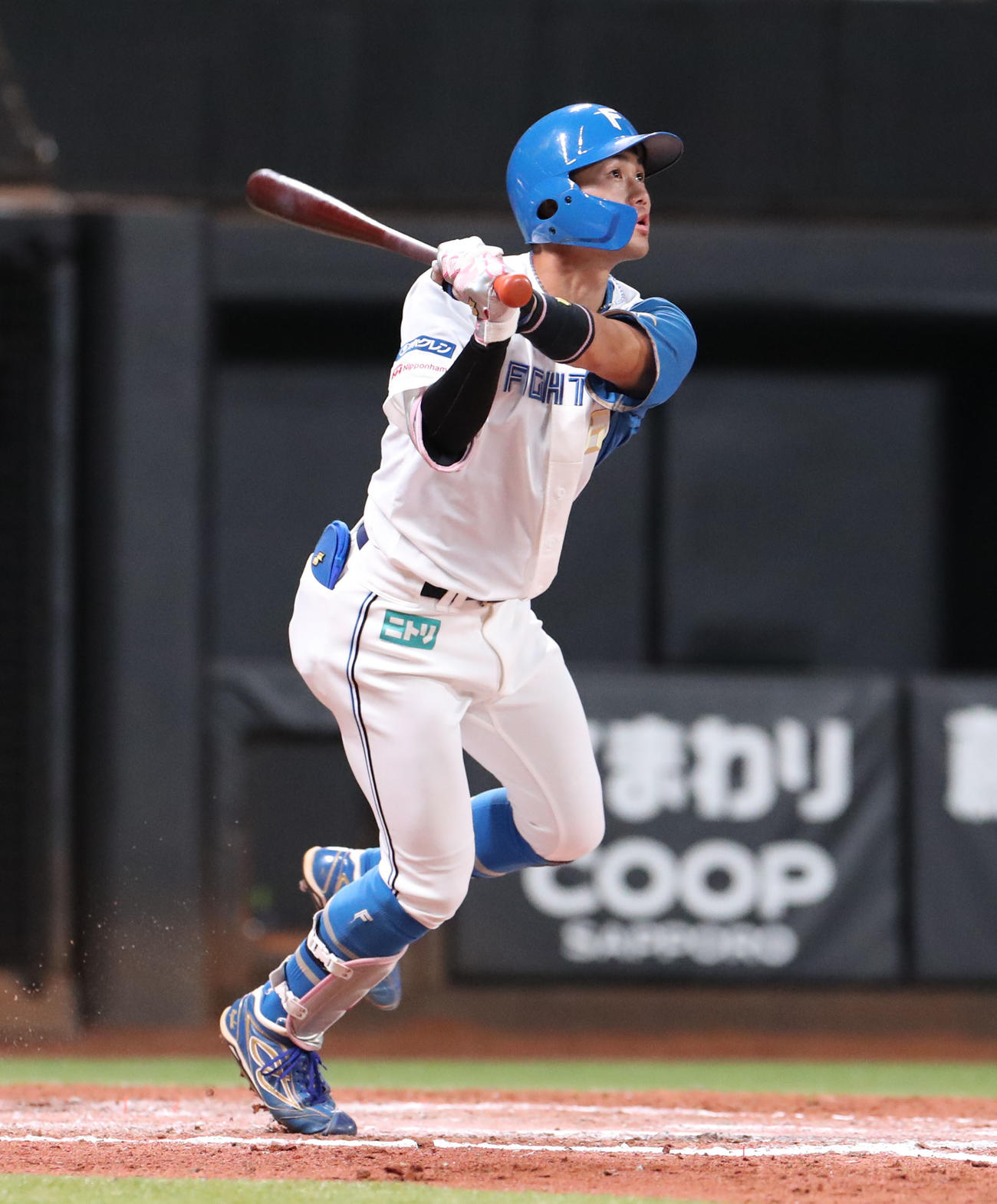 日本ハム対ロッテ　6回裏日本ハム無死二塁、細川は右越え2点本塁打を放つ（撮影・佐藤翔太）