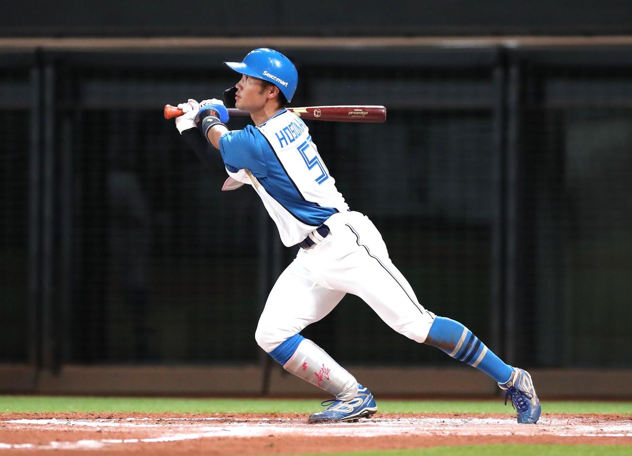 日本ハム対ロッテ　6回裏日本ハム無死二塁、右越え2点本塁打を放つ細川（撮影・黒川智章）