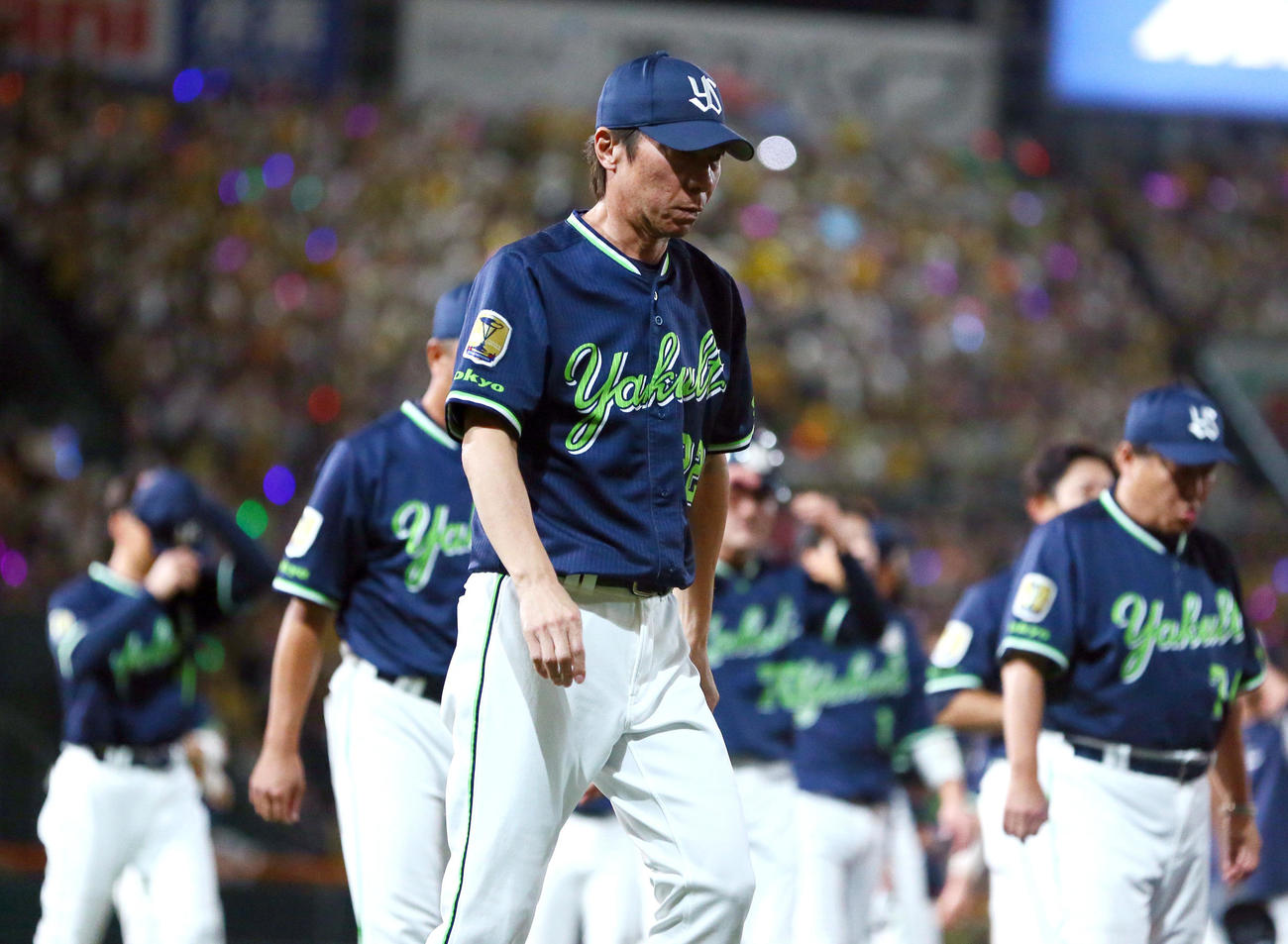 阪神対ヤクルト　ヤクルト高津監督（手前）らは甲子園球場でのリーグ最終戦を終え引き揚げる（撮影・上山淳一）