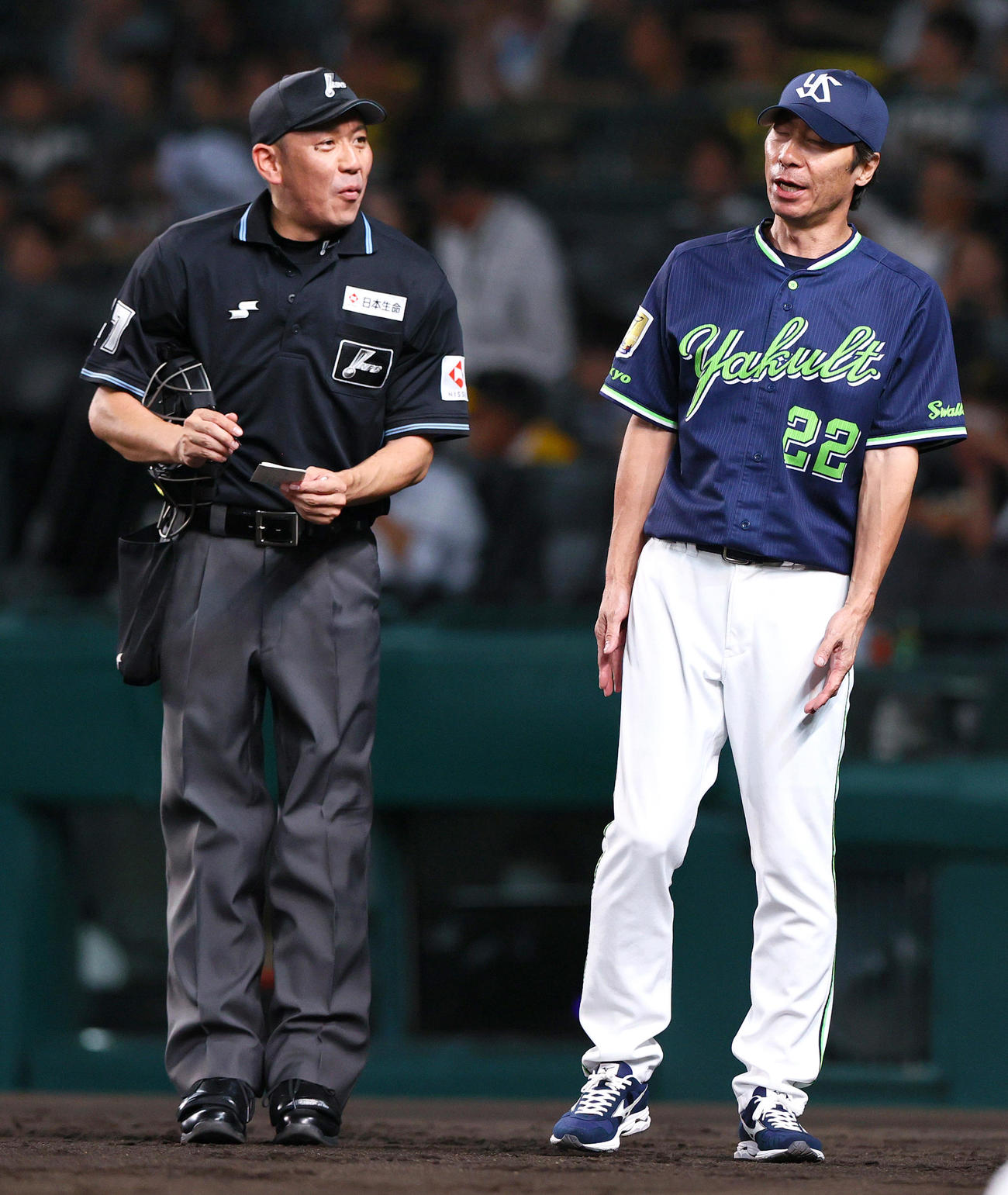 阪神対ヤクルト　6回表終了後、高津監督（右）は球審に選手交代を告げる（撮影・上山淳一）