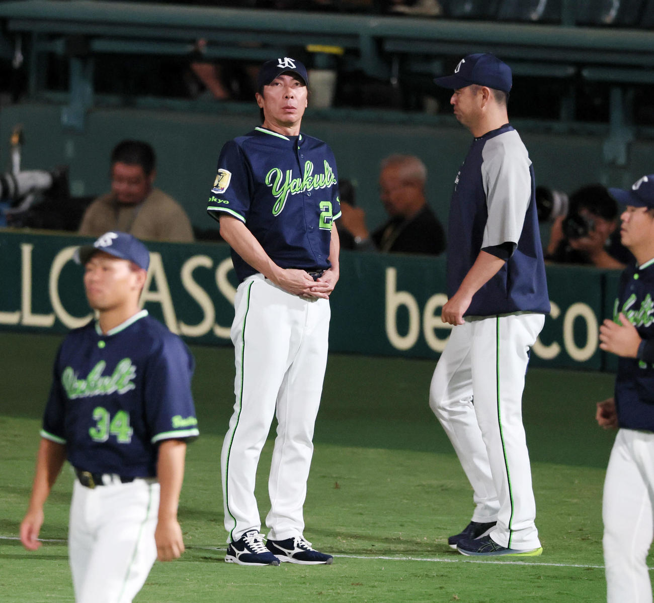 阪神対ヤクルト　今季甲子園球場最終戦を終えスタンドへあいさつに向かう高津監督（撮影・加藤哉）