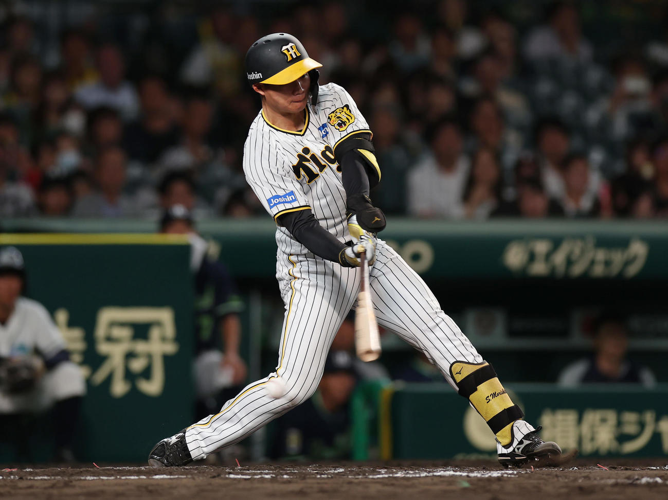 阪神対ヤクルト　8回裏阪神1死、空振り三振に倒れる森下（撮影・前田充）
