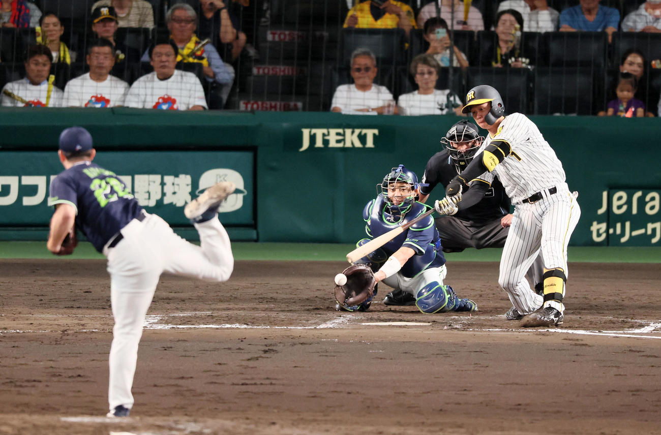 阪神対ヤクルト　6回裏阪神1死、森下は空振り三振に倒れる。投手は木沢（撮影・加藤哉）