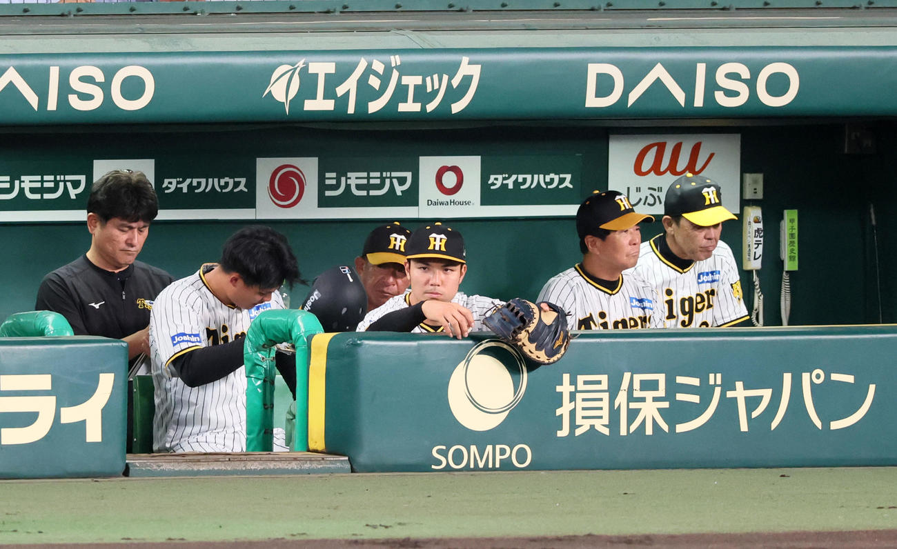 阪神対ヤクルト　1回裏阪神無死、森下は遊飛を打ち上げベンチでヘルメットを脱ぐ。右は岡田監督（撮影・加藤哉）