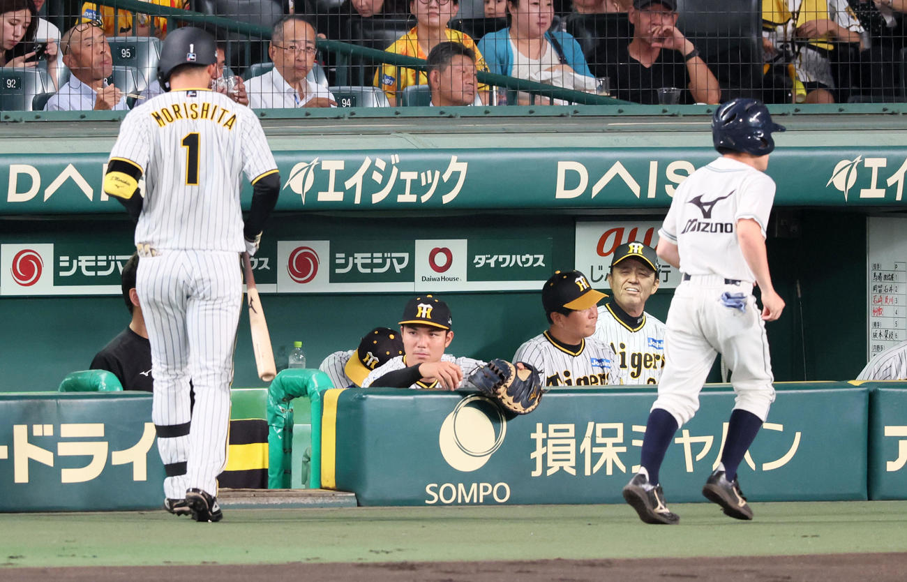 阪神対ヤクルト　1回裏阪神無死、遊飛を打ち上げた森下の打撃映像が流れるスコアボードを見る岡田監督（撮影・加藤哉）