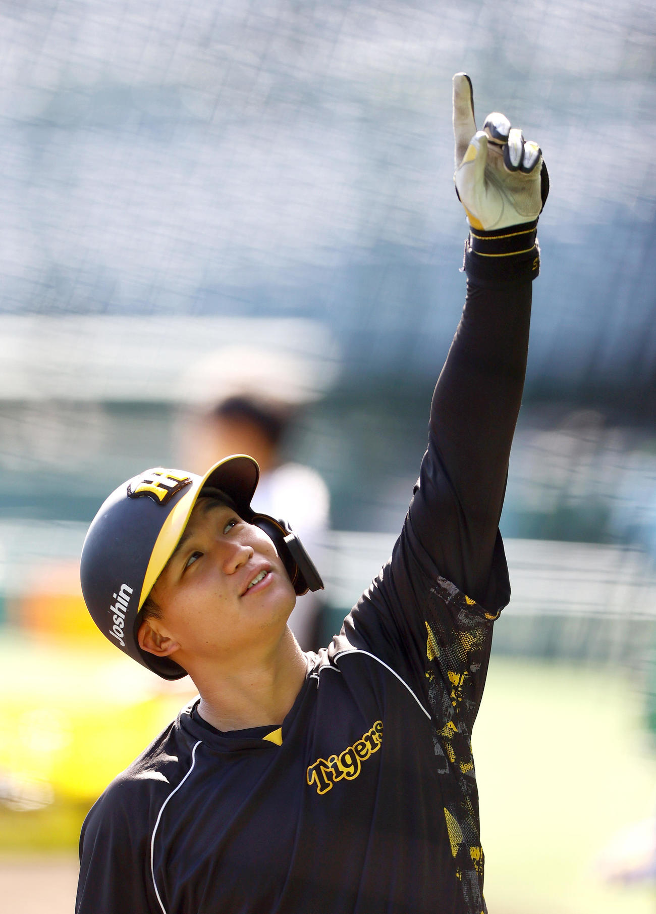 阪神対ヤクルト　試合前の練習でリラックスした表情を見せる阪神森下（撮影・上山淳一）