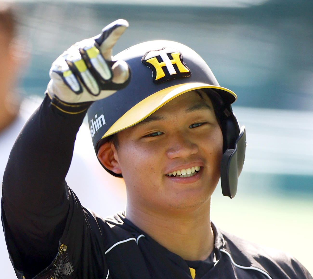 阪神対ヤクルト　試合前の練習で笑顔を見せる阪神森下（撮影・上山淳一）