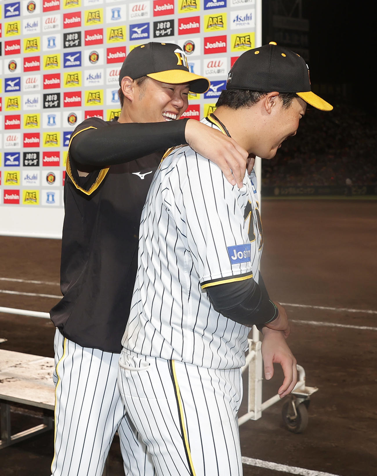 阪神対ヤクルト　ヒーローインタビューを終え、阪神大山（右）に抱きつく西勇（撮影・前田充）