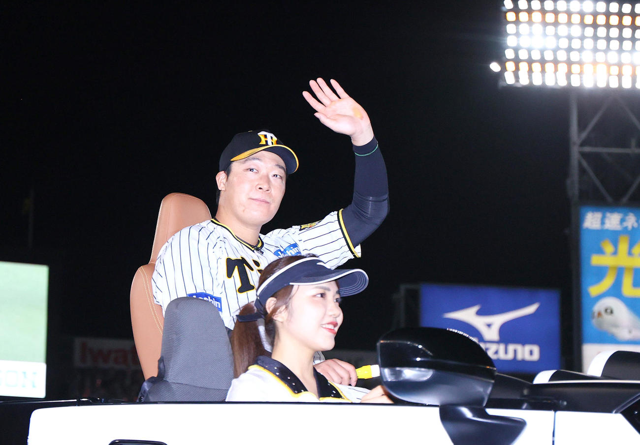 阪神対ヤクルト　ファンの歓声に手を振って応える阪神大山（撮影・上山淳一）