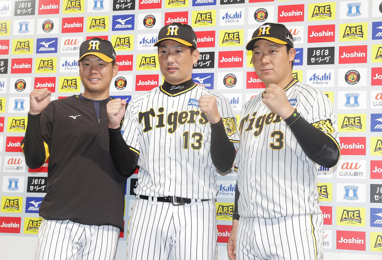 阪神対ヤクルト　お立ち台でガッツポーズする、左から阪神西勇、岩崎、大山（撮影・前田充）