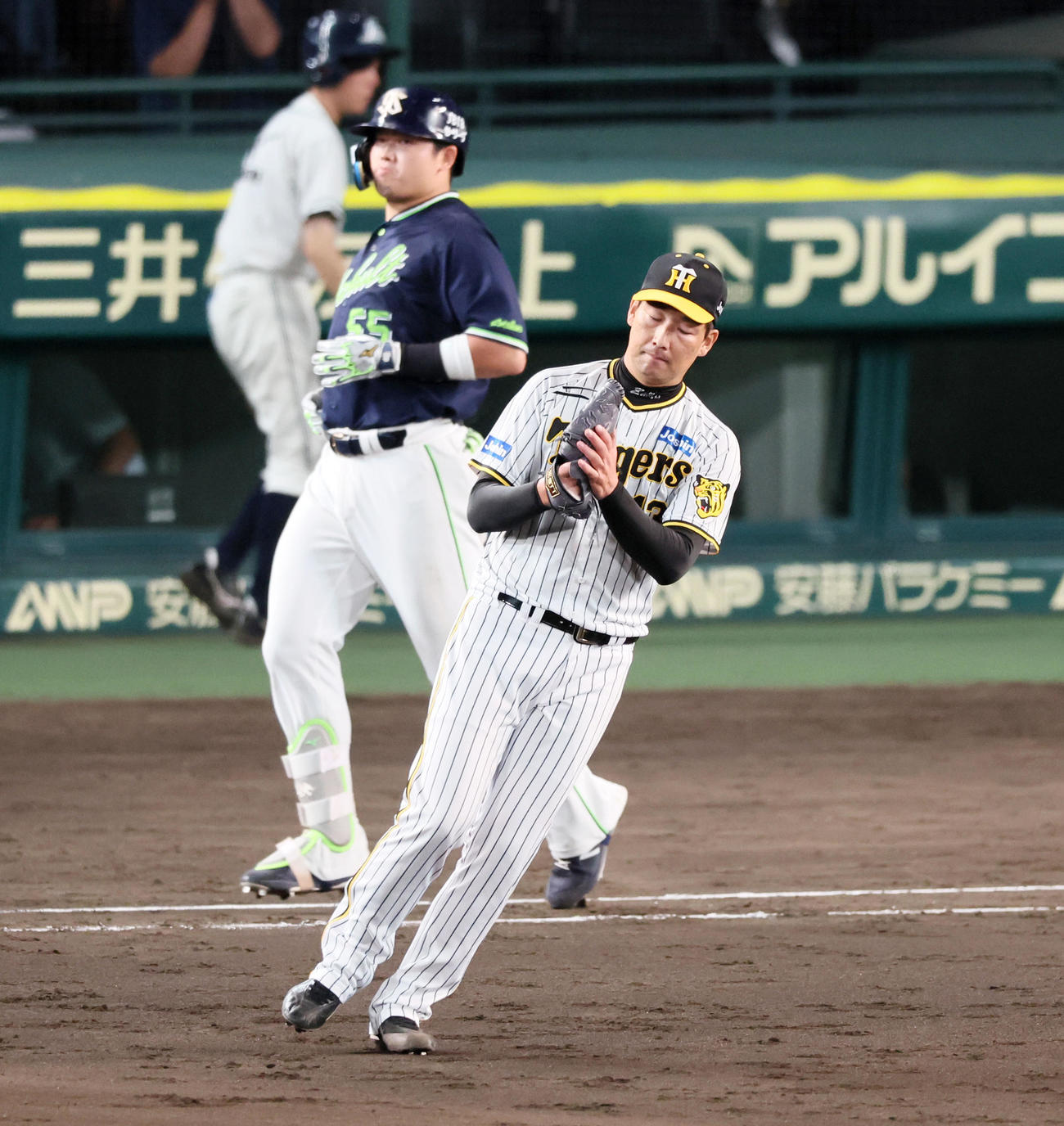 阪神対ヤクルト　9回表ヤクルト2死一塁、岩崎は村上を一ゴロに仕留め手をたたく（撮影・加藤哉）