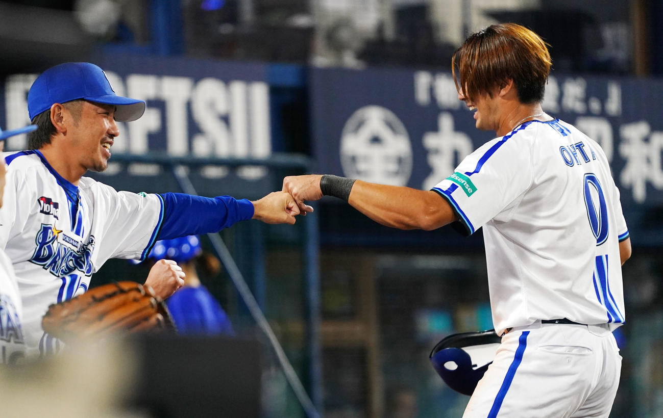 DeNA対巨人　3回裏を終えタッチを交わすDeNA大田（右）と藤田（撮影・横山健太）
