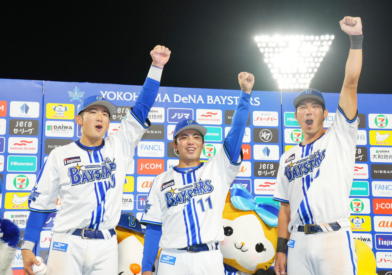 DeNA対巨人　お立ち台で拳を突き上げる、左からDeNA山本、東、大田（撮影・横山健太）