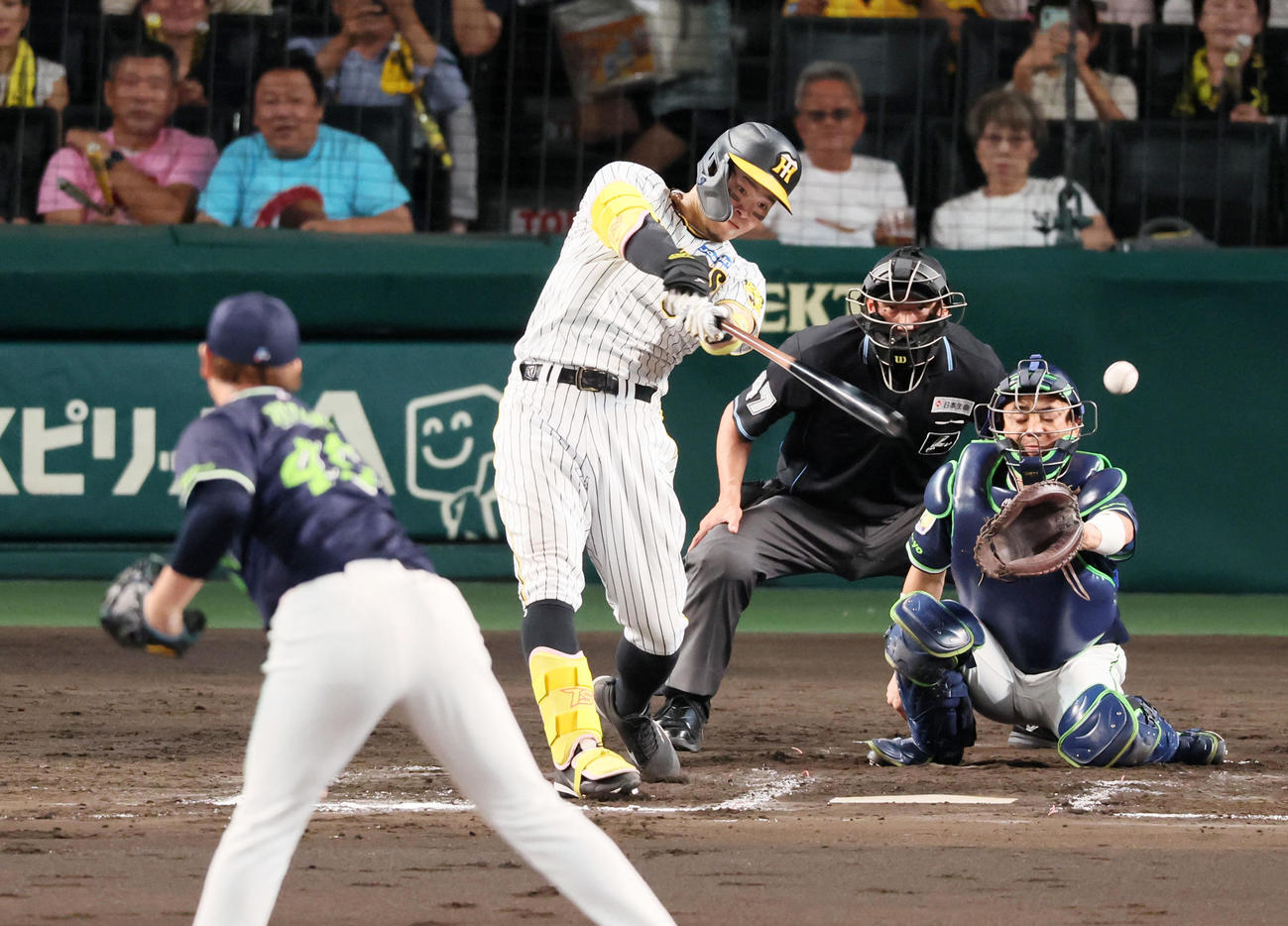 阪神対ヤクルト　7回裏阪神無死、佐藤輝は左前打を放つ。投手は小沢（撮影・加藤哉）