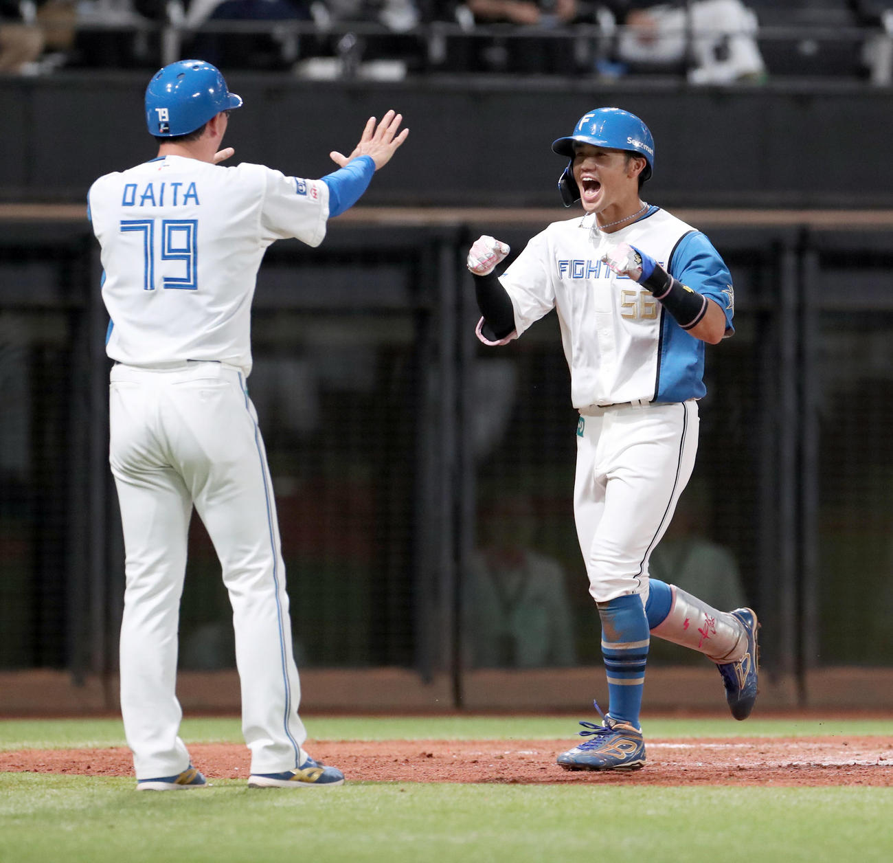 日本ハム対ロッテ　6回裏日本ハム無死二塁、右越え2点本塁打を放ち笑顔で生還する細川（撮影・佐藤翔太）
