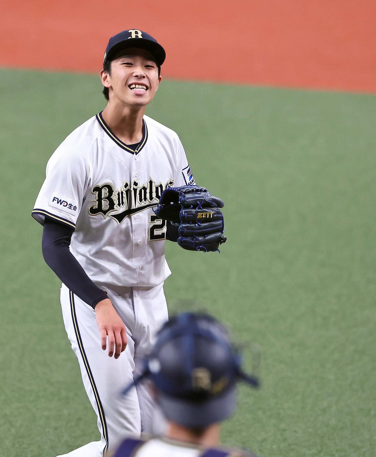 オリックス対西武　初回を無失点に抑えた斎藤はホッとした笑顔を見せる（撮影・上田博志）