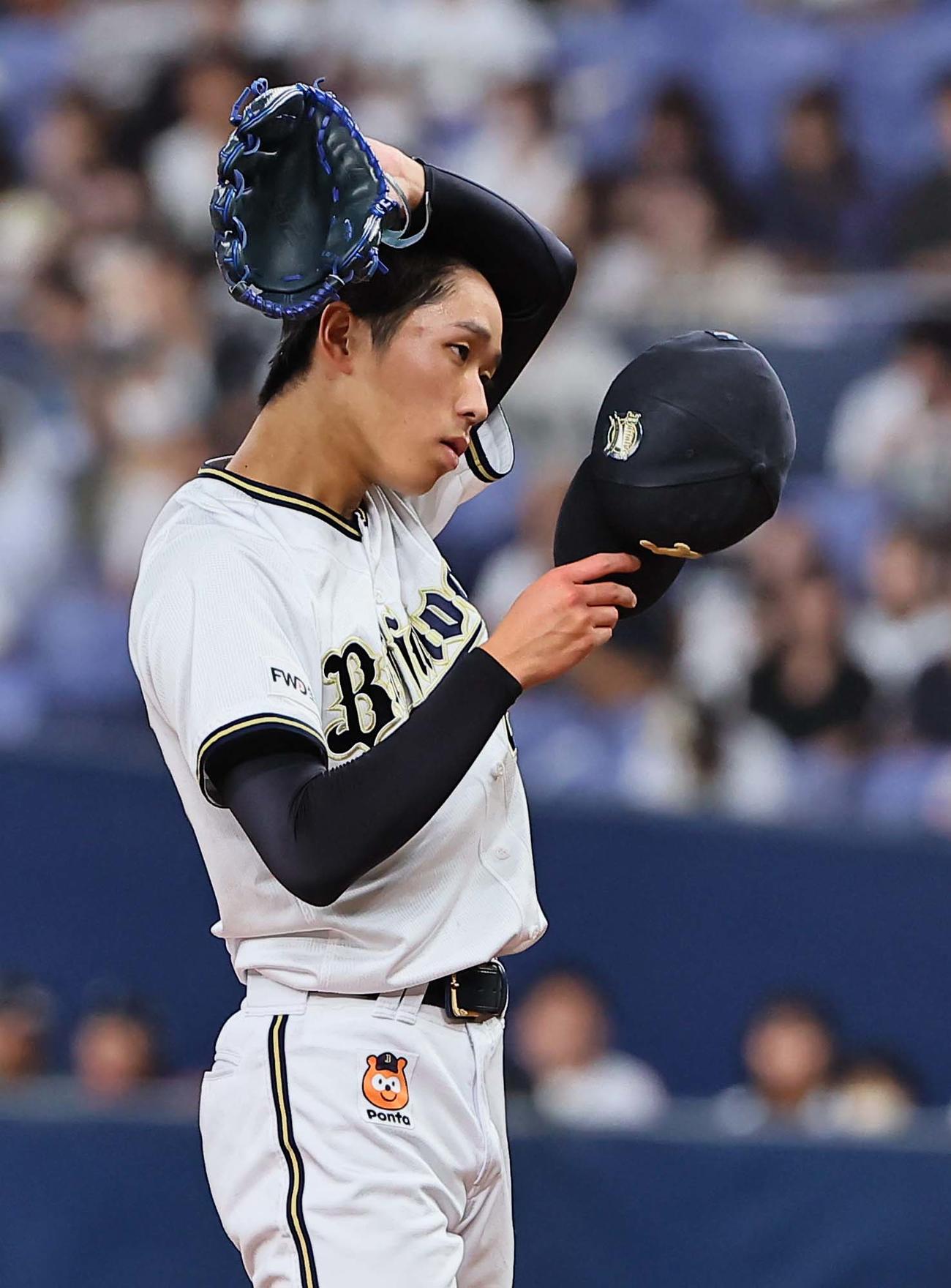 オリックス対西武　3回表西武無死、山野辺に死球を与えた斎藤は帽子を取ってあやまる（撮影・上田博志）