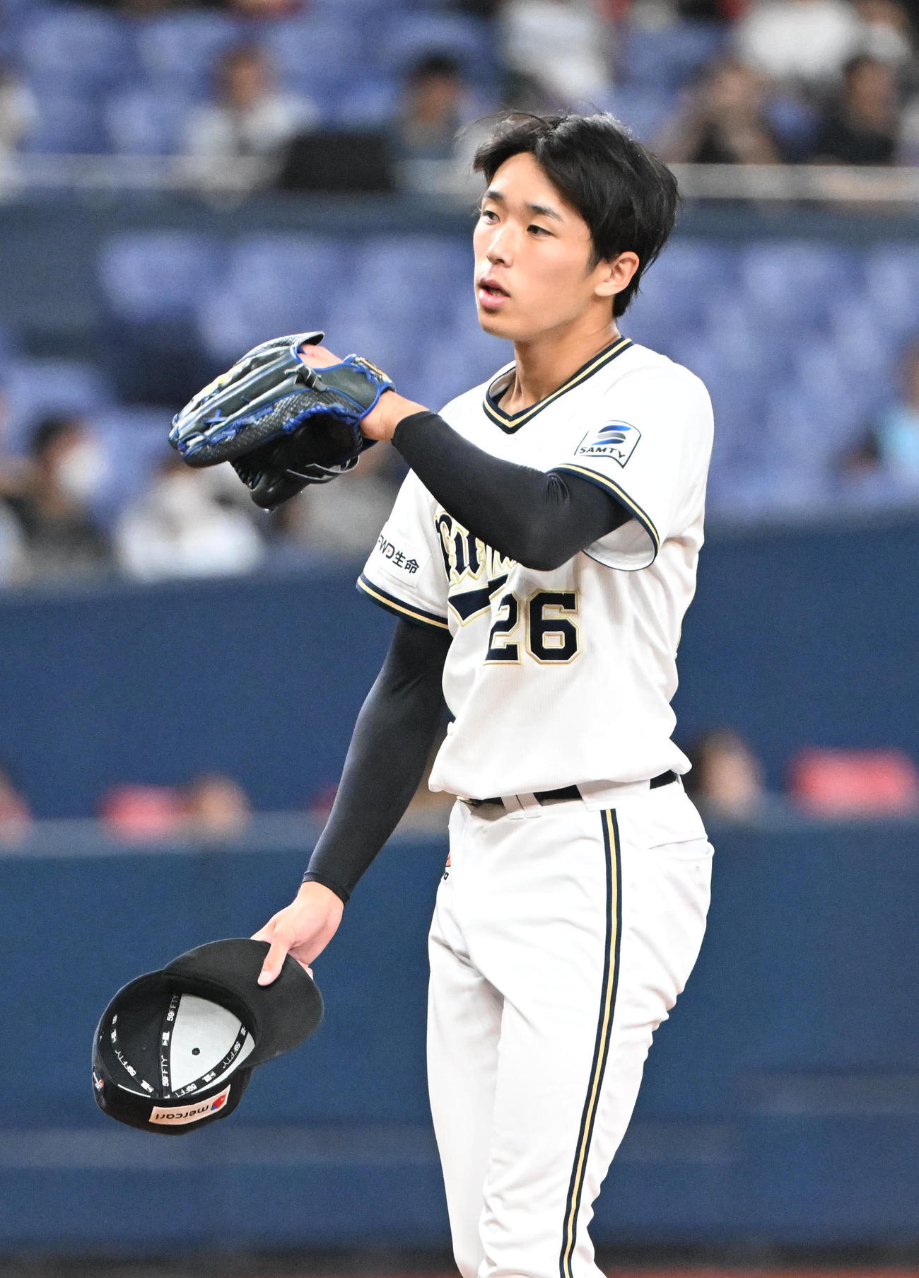 オリックス対西武　2回表西武2死一塁、西川に死球を出し帽子を取って謝罪する斎藤（撮影・和賀正仁）