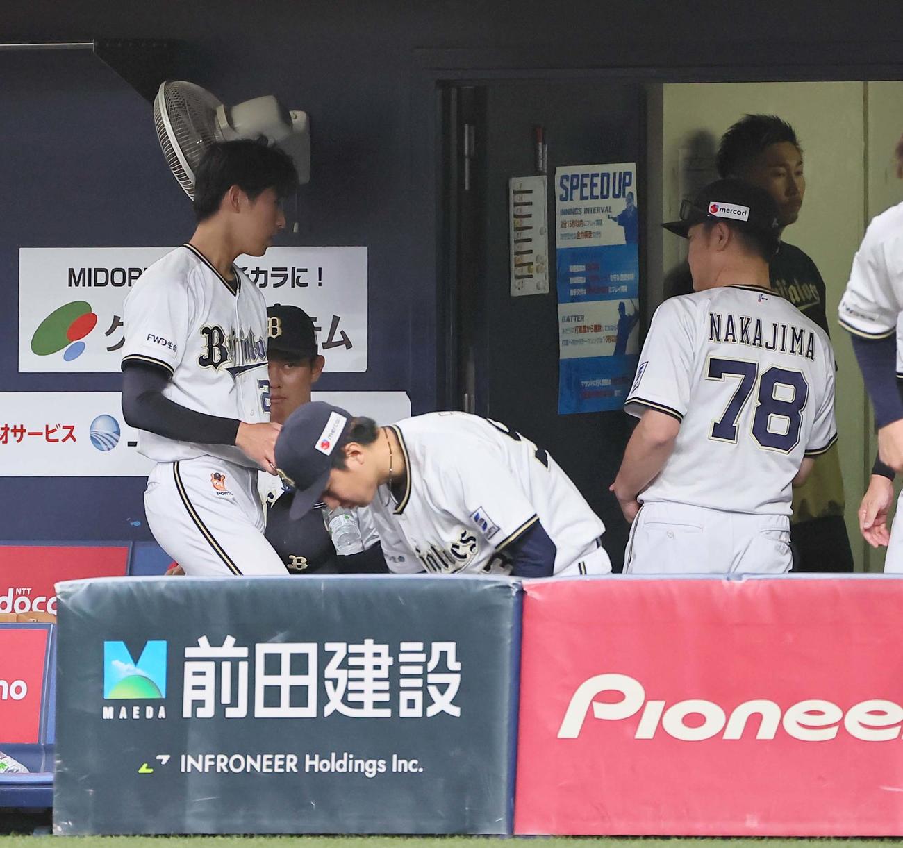 オリックス対西武　4回無失点で交代を出した斎藤（左）をベンチ裏に呼ぶ中嶋監督（撮影・上田博志）