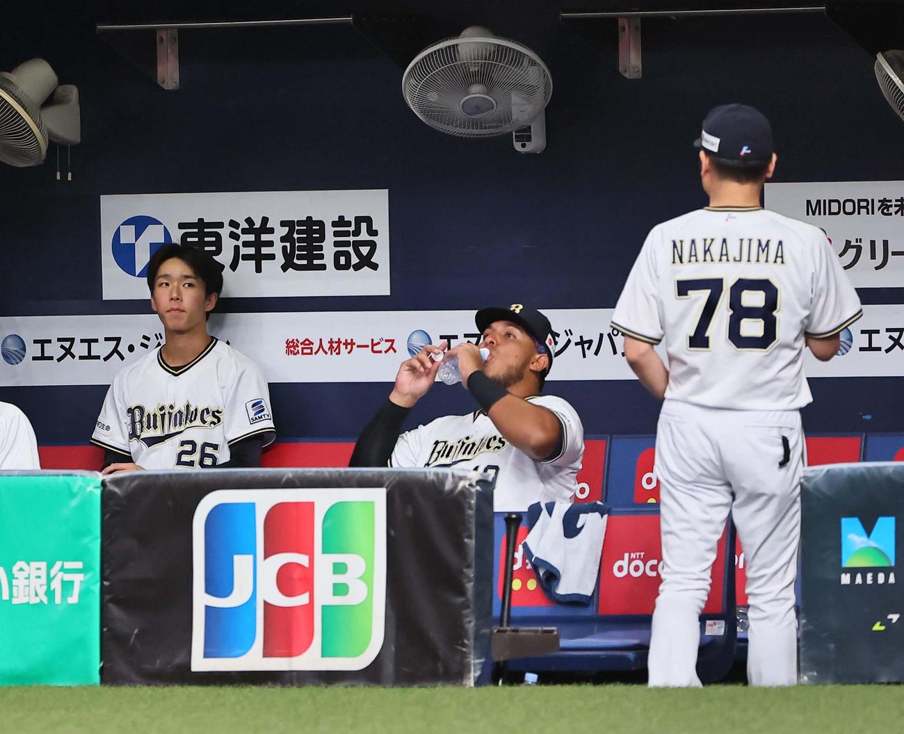 オリックス対西武　4回無失点で交代を出した斎藤（左）をベンチ裏に呼ぶ中嶋監督（撮影・上田博志）