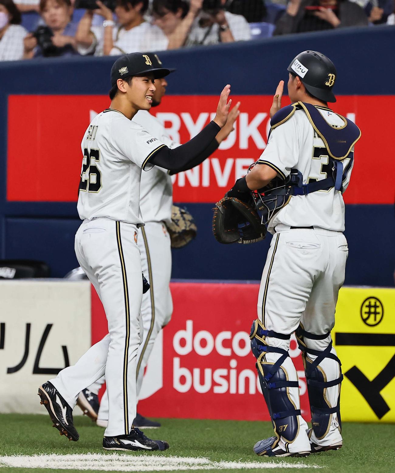 オリックス対西武　4回無失点と好投した斎藤（左）は石川と笑顔でハイタッチをする（撮影・上田博志）