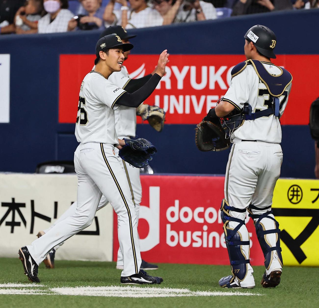 オリックス対西武　4回無失点と好投した斎藤（左）は石川と笑顔でハイタッチをする（撮影・上田博志）