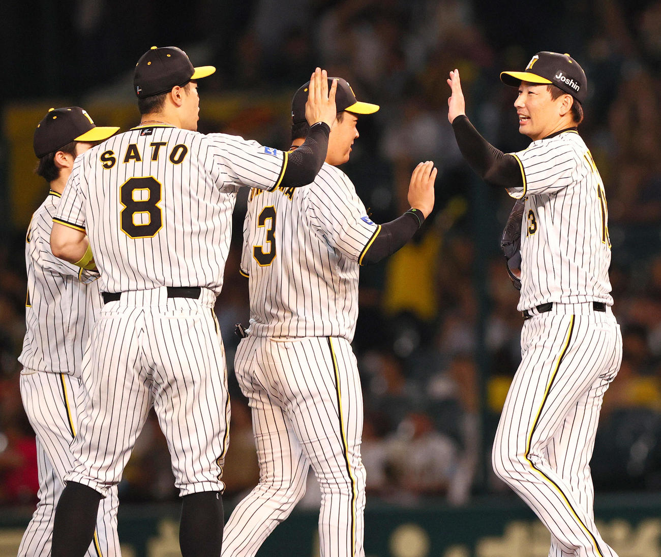 阪神対ヤクルト　試合を締めた阪神岩崎（右はナインとタッチをかわす（撮影・上山淳一）