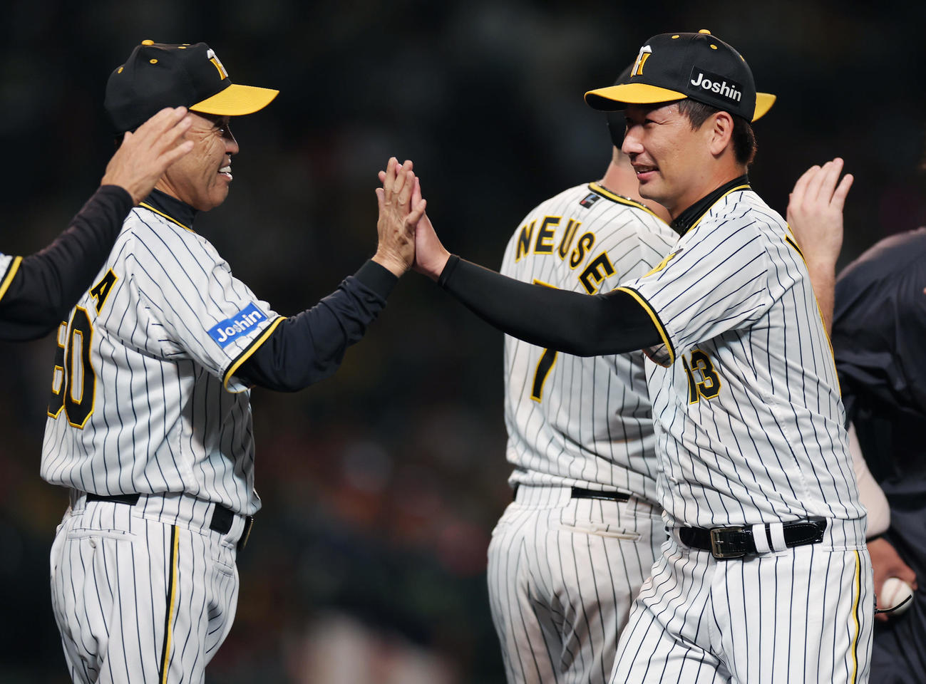 阪神対ヤクルト　ヤクルトに勝利し、阪神岩崎（右）をタッチで迎える岡田監督（撮影・前田充）