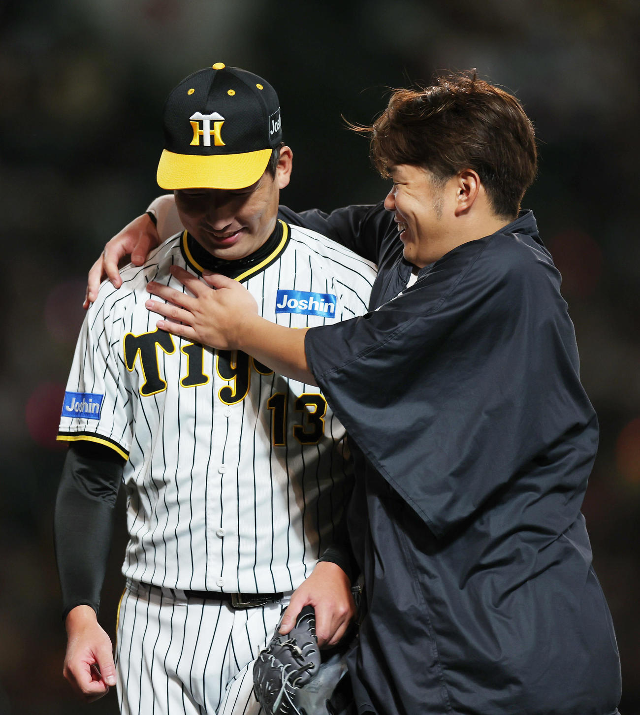 阪神対ヤクルト　ヤクルトに勝利し、阪神岩崎（左）に抱きついて喜ぶ西勇（撮影・前田充）