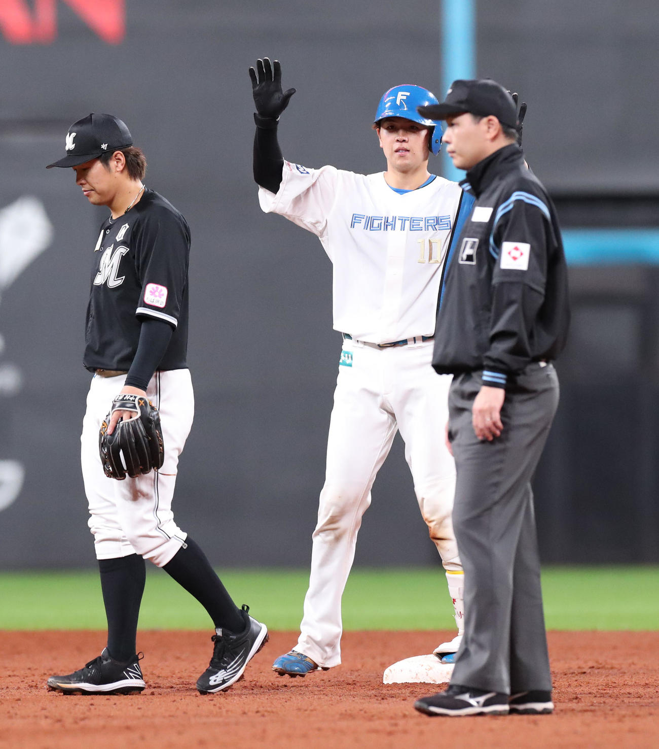 日本ハム対ロッテ　6回裏日本ハム無死一塁、清水は適時二塁打を放つ（撮影・佐藤翔太）