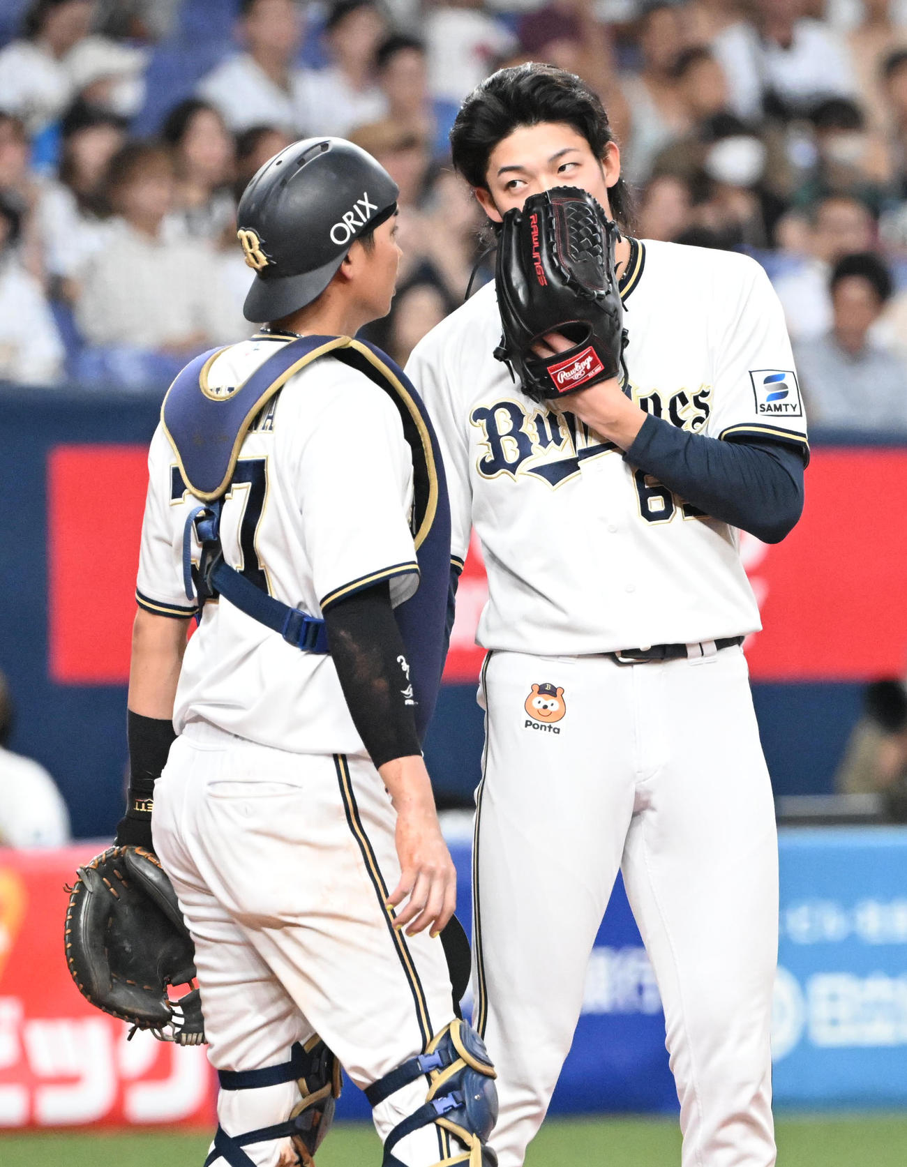 オリックス対西武　9回、ピンチとなり汗をぬぐうオリックス山崎颯（撮影・和賀正仁）
